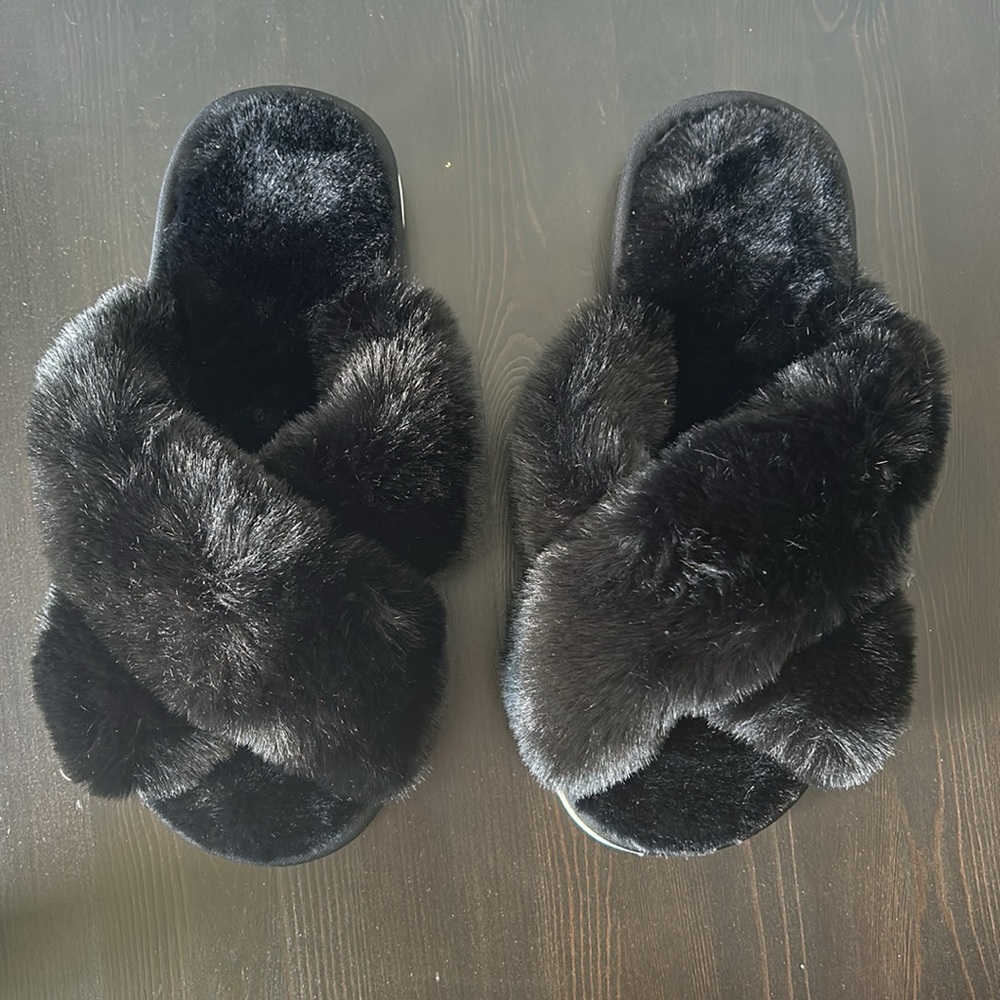 NWOT women’s crisscross fuzzy slippers